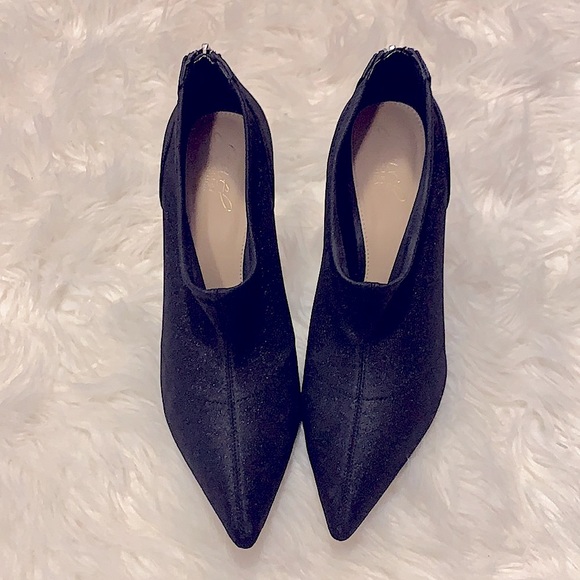 Badgley Mischka Jewel Pumps - Picture 3 of 6